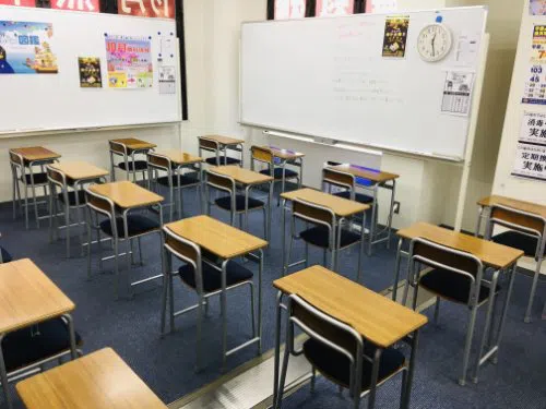 教室がリニューアルして、より集中できる学習環境になりました！分からない問題があっても、講師への質問を受け付けています。
